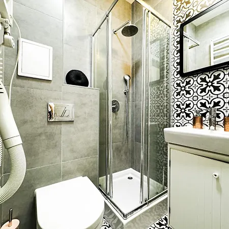 1min Walk To Market Square, Beautiful Views! Stylish 1br Kitchen Appartement *